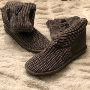 BearPaw Women’s Gray Knit Boots